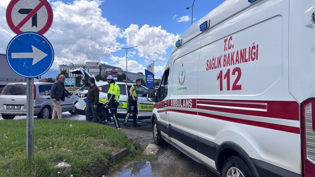 Erzincan'da kavşakta kaza: 3 yaralı