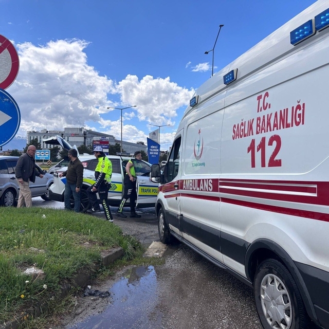 Erzincan'da kavşakta kaza: 3 yaralı