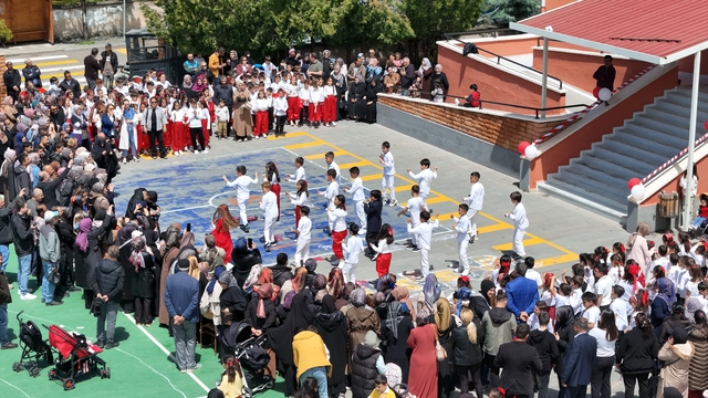 Miniklerden 19 Mayıs'a coşkulu kutlama