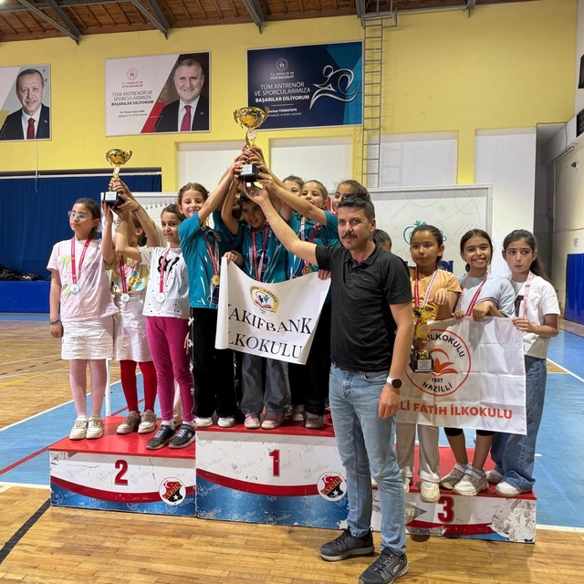 Nazilli Vakıfbank İlkokulu kızları satrançta Aydın şampiyonu oldu
