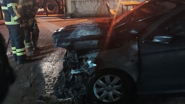 Dörtyol'da otomobilin motor kısmından alevler yükseldi