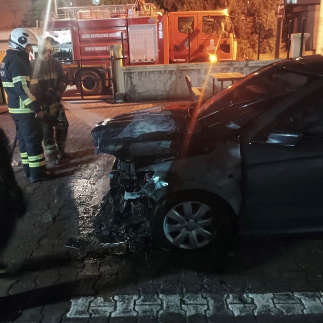 Dörtyol'da otomobilin motor kısmından alevler yükseldi