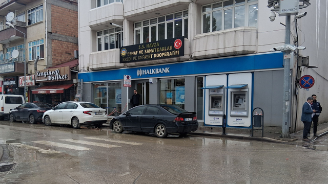 Havza'da selden etkilenen kamu bankaları mobil şube ile hizmet veriyor