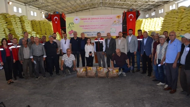 Aydın'da 9 bin kilonun üzerinde ayçiçeği tohumu üreticiye dağıtıldı