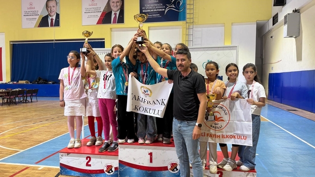 Nazilli Vakıfbank İlkokulu kızları satrançta Aydın şampiyonu oldu