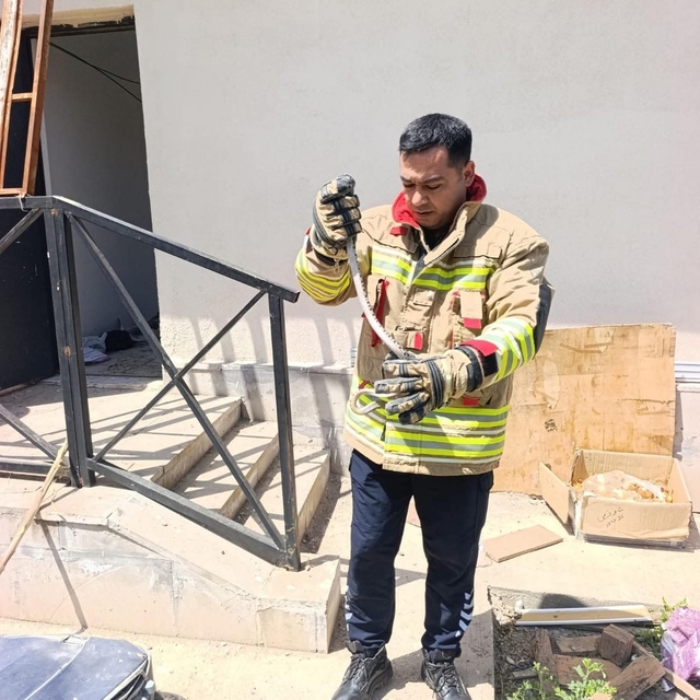Kumlu'da eve giren yılanı itfaiye yakaladı
