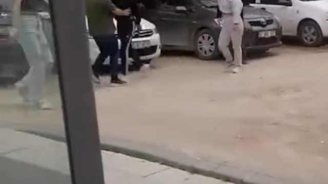Kızların kavgasını ayıran vatandaşlara bıçakla saldırdı