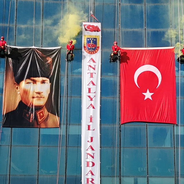 Antalya'da JAK timi, halatla sarktıkları 64 metre yükseklikte Türk bayrağı...