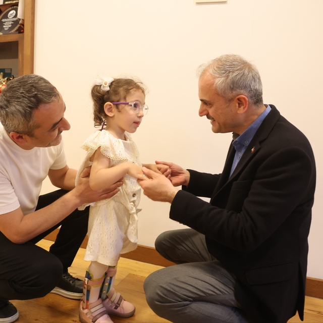 Çayırova Belediyesinden serebral palsi hastası Lina'ya fizik tedavi desteği