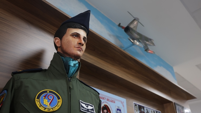 Depremin ardından inşa edilen 237. eğitim yuvası açıldı
İsmi verilen şehit pilotun kamuflajlı temsili figürü ailesinden tam not aldı