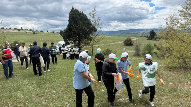 Çavdarhisar'da orman yangınlarına karşı çevre temizliği