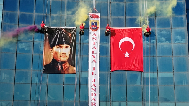 Antalya'da JAK timi, halatla sarktıkları 64 metre yükseklikte Türk bayrağı açtı