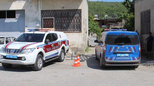 Mersin'de katliam yapan zanlının bulunduğu bölgeye giden yol kapatıldı
Jandarma olay yeri inceleme ekiplerinin bölgedeki çalışması devam ederken yoğun güvenlik önlemi alındı