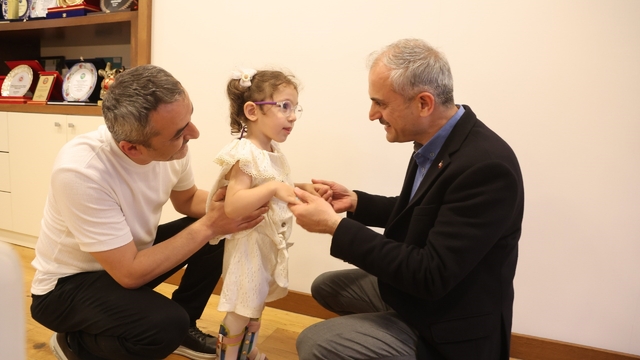 Çayırova Belediyesinden serebral palsi hastası Lina'ya fizik tedavi desteği