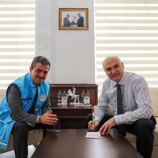 Başkan Özlü, kurbanını bağışladı