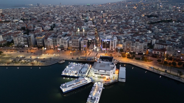 Karşıyaka Yalı Bulvarı'na yükseltilmiş ve desenli yaya platformu