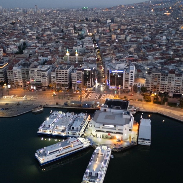 Karşıyaka Yalı Bulvarı'na yükseltilmiş ve desenli yaya platformu
