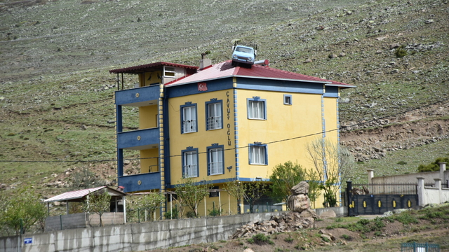 Niğde'nin köyünde Karadeniz'i aratmayan tutku; evin çatısına Anadol yerleştirdi