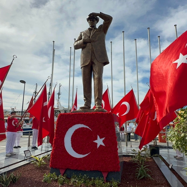 Marmaris'te 19 Mayıs coşkusu çelenk sunumu ile başladı