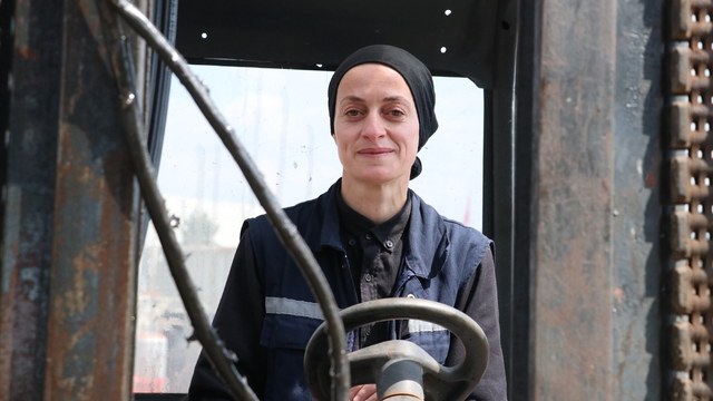 Hurda ayrıştırdığı iş yerinin kadın vinç operatörü oldu