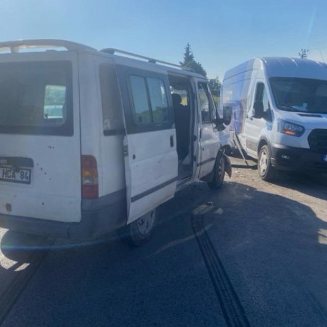 Bursa'da 2 minibüs çarpıştı : 4 kişi yaralandı