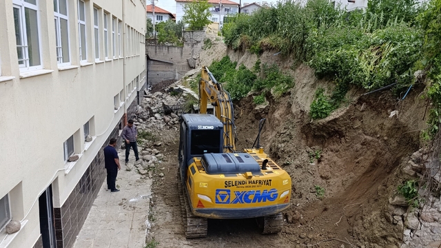 Selendi'de çöken okul duvarında yapım çalışmaları başladı
