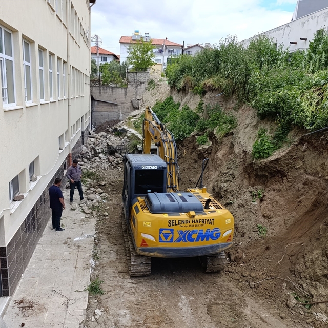 Selendi'de çöken okul duvarında yapım çalışmaları başladı
