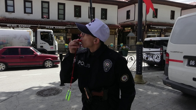 15 yıldır evinde polis üniformasıyla gezen Mert'in polis olma hayali gerçek oldu
Babasının "15 yıllık hayaliydi" dediği engelli Mert bir günlüğüne polis oldu
Mert'in ömrü boyunca unutamayacağı hayalini Isparta Emniyeti gerçeğe dönüştürdü