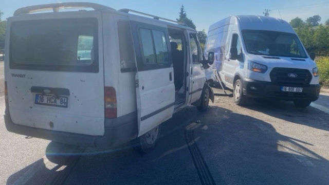 Minibüsler çarpıştı: 4 yaralı