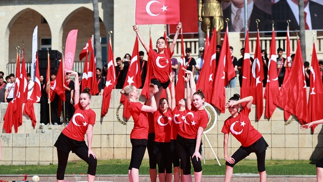 Mersin'de Gençlik Bayramı renkli gösterilerle kutlandı