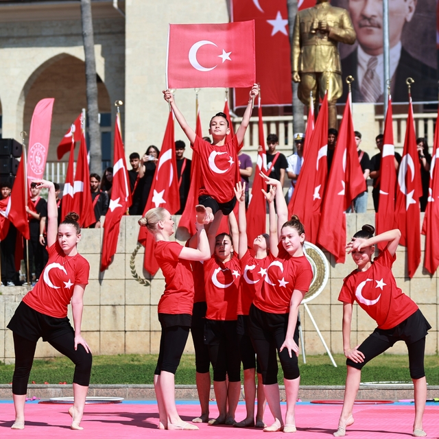 Mersin'de Gençlik Bayramı renkli gösterilerle kutlandı