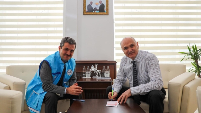 Başkan Özlü, kurbanını bağışladı
