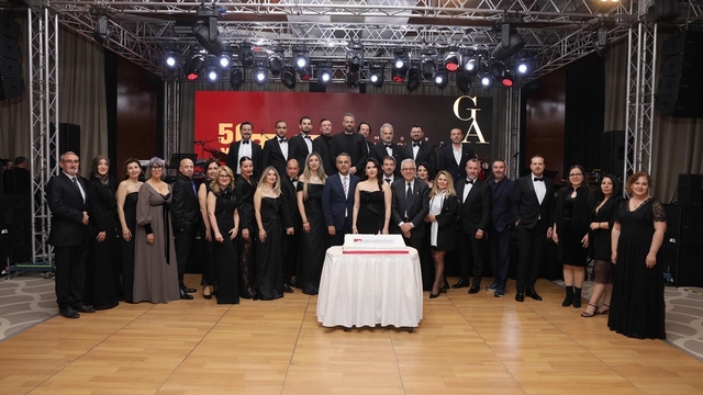 Bursa'da mesleğin duayeni içmimarlara ödül
İçmimarlar Odası Bursa Şubesi odanın kuruluşunun 50.yılında bir gece tertip etti, kıdemli meslektaşlara ödül verildi
Gecede sanatçı Hande Ünsal da unutulmaz bir konser verdi