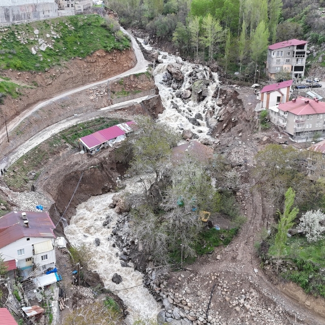Beyttüşebap'ta derelere yakın 20 ev tahliye edildi