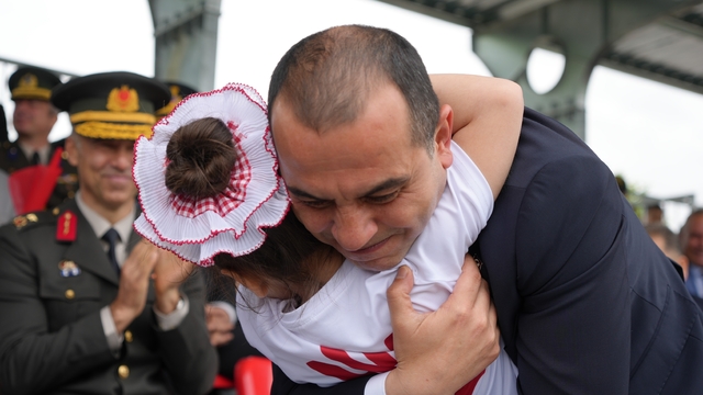 Iğdır'da 19 Mayıs coşkusu: Minik öğrencinin valiye bayrak hediyesi yüzleri gülümsetti