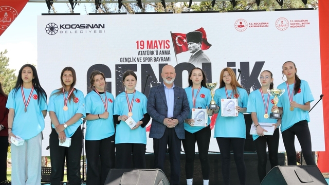 Başkan Çolakbayrakdar: "Gençler için çalışıyor, geleceğe yatırım yapıyoruz"
Kocasinan'da gençlik şöleni muhteşem finalle tamamlandı
