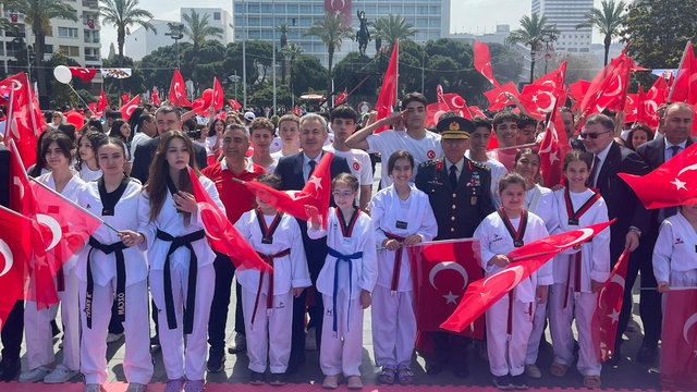 İzmir'de 19 Mayıs coşkuyla kutlandı