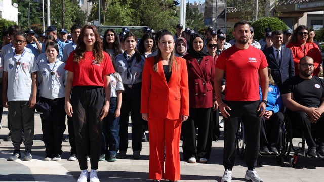 Büyükşehir Belediyesi'nde 19 Mayıs töreni
Başkan Vekili Özdemir Atatürk Anıtı'na çelenk sundu