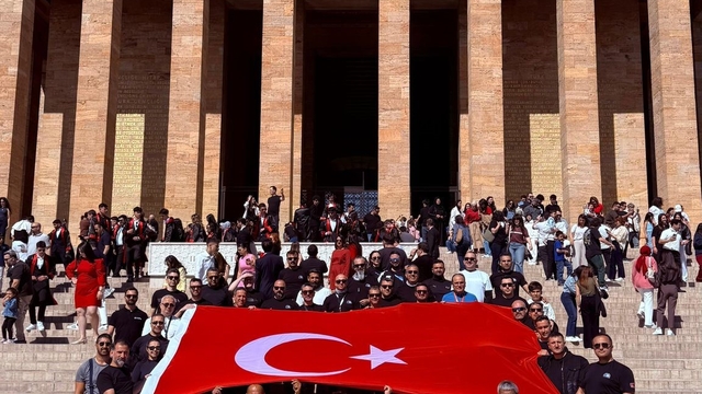 Motorculardan Anıtkabir'e "bayrak sürüşü"
83 motosikletli bin 100 kilometre kat ederek Anıtkabir'e ulaştı