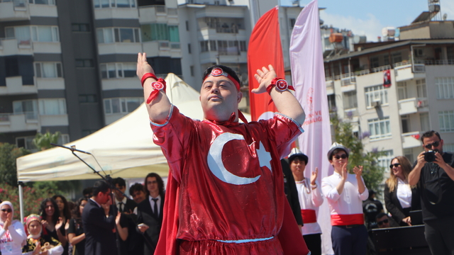 Adana'da 19 Mayıs coşkusu; Down sendromlu gençten Türk bayraklı gösteri