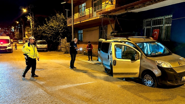 Hafif ticari araç, seyyar el arabasına çarptı; 3 yaşındaki çocuk yaralandı