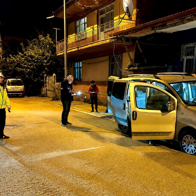 Hafif ticari araç, seyyar el arabasına çarptı; 3 yaşındaki çocuk yaralandı
