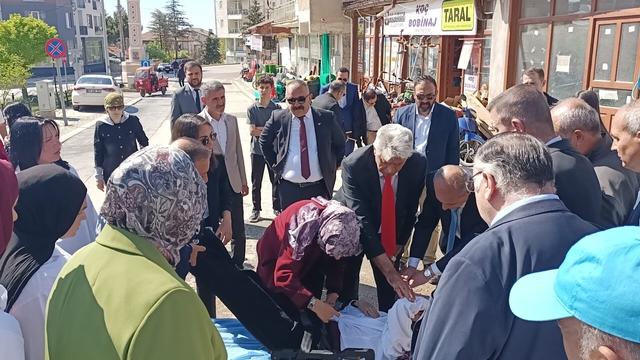 Konya'da törende bayılan öğrenciye ilk müdahaleyi doktor Belediye Başkanı yaptı