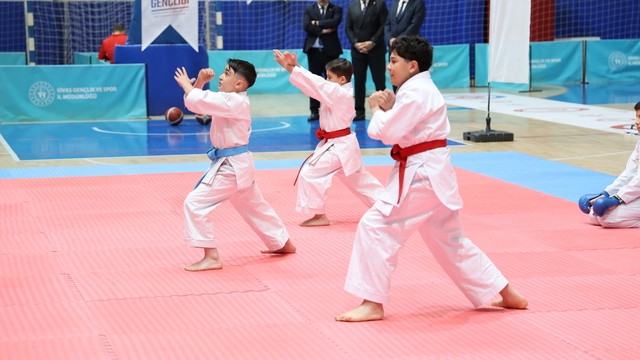 Gençlik Bayramı Sivas'ta kutlandı, sporcular hünerlerini sergiledi