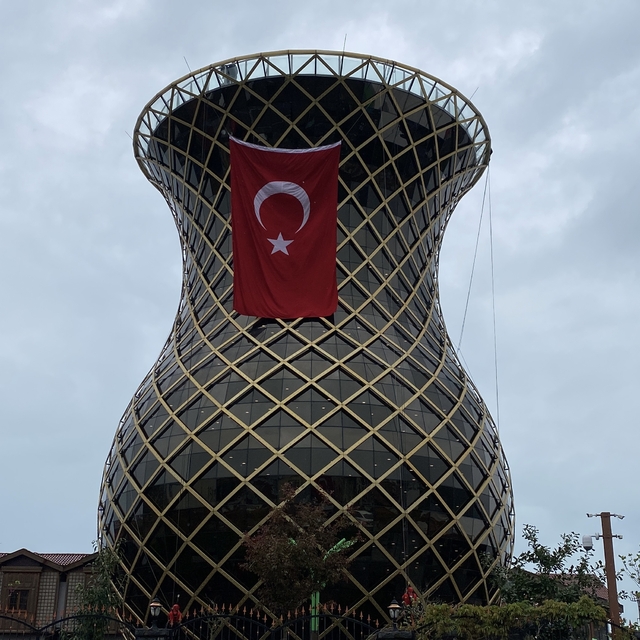Dev çay bardağında dağcılardan Tür bayraklı 19 Mayıs gösterisi