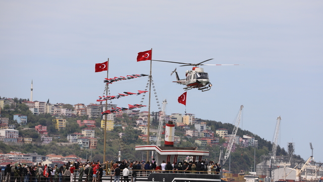 Samsun'da Türk bayrakları ve Atatürk posterleriyle süslenen gemiler geçiş töreni yaptı