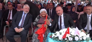 Çorum'da 90 yaşındaki kadın, marşlarla bayramı kutladı