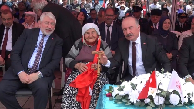 Çorum'da 90 yaşındaki kadın, marşlarla bayramı kutladı