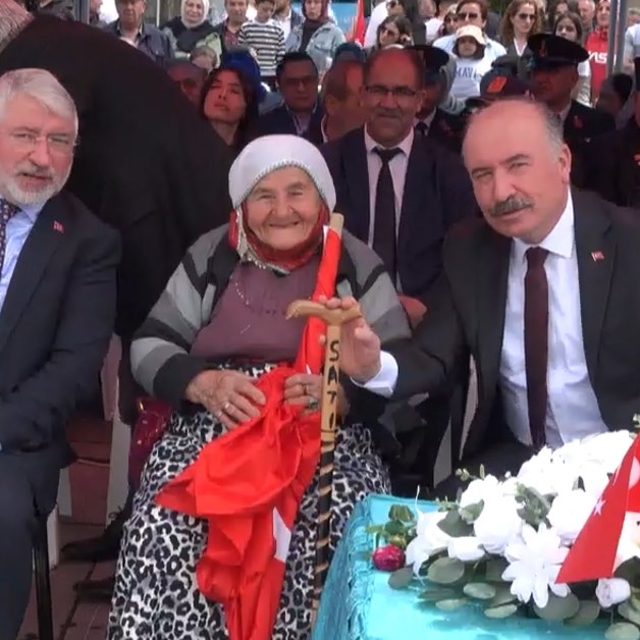 Çorum'da 90 yaşındaki kadın, marşlarla bayramı kutladı