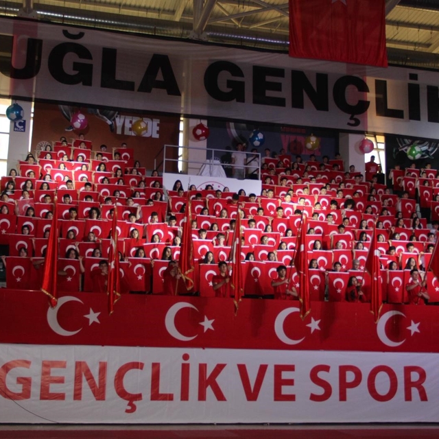 Muğla'daki 19 Mayıs coşkusu salonlara sığmadı